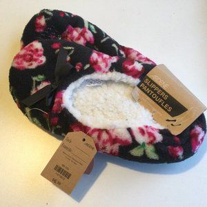 Ardene Slippers Flowers NWT Small/Medium FREE WITH ANY PURCHASE OVER $ 15